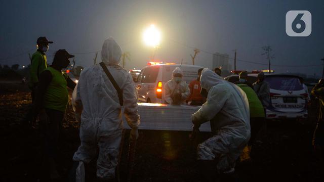 Suasana Pemakaman Jenazah COVID-19 di TPU Rorotan