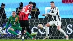 Pemain AC Milan, Theo Hernandez, melepaskan tendangan ke gawang Juventus dalam laga semifinal Supercoppa Italiana 2024 di Al Awwal Park, Riyadh, Sabtu (4/1/2025) dini hari WIB. (AP Photo/Altaf Qadri)