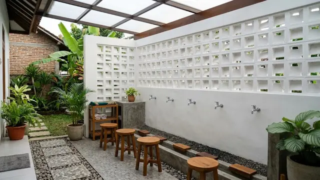 Desain Tempat Wudhu Rumah dengan Dinding Roster/AI Generated