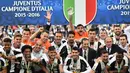 Para pemain dan staff merayakan keberhasilan untuk kelima kalinya secara berturut-turut Juventus meraih gelar scudetto. (AFP/Giuseppe Cacace)