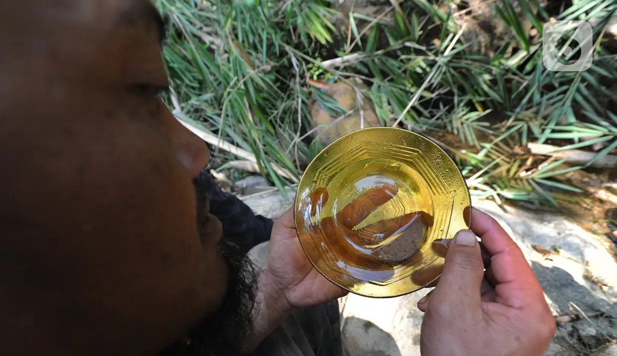 Bagi warga Citorek menganggap emas bukan lagi sumber daya alam yang bakal habis bila terus menerus diambil, namun merupakan Wewengkon Adat Kasepuhan Citorek, mereka percaya emas akan muncul kembali secara ghaib dari leluhur mereka untuk mensejahterakan anak cucunya. (merdeka.com/Arie Basuki)