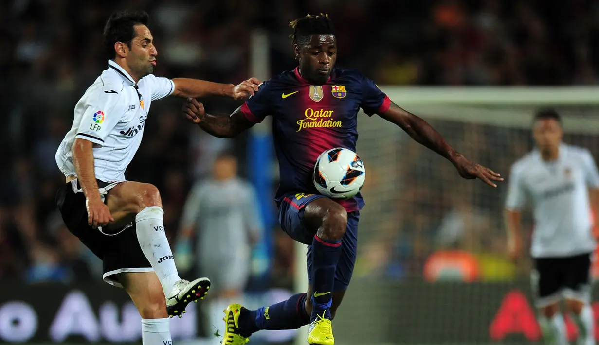 Alex Song. Gelandang Kamerun berusia 34 tahun yang sejak November 2020 membela AS Arta/Solar 7 ini tercaatat pernah 4 musim membela Barcelona mulai 2012/2013 hingga 2015/2016 usai didatangkan dari Arsenal dengan nilai transfer 19 juta euro. Nyatanya ia hanya tampil 2 musim bersama Barcelona dan 2 musim terakhir dipinjamkan ke West Ham United akibat gagal menembus skuat utama. Pada awal musim 2016/2017 ia dilepas gratis ke Rubin Kazan dan hanya tampil dalam 65 laga di semua ajang bareng Barcelona dengan torehan 1 gol dan 2 assist. (AFP/Lluis Gene)