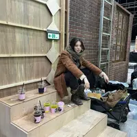 Han So Hee membagikan potret dirinya dari balik layar serial Gyeongseong Creature. [Foto: Instagram/xeesoxee]