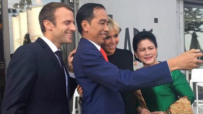 Jokowi selfie dengan Presiden Prancis Emmanuel Macron di sela-sela KTT G20 Hamburg, Jerman. (Instagram/Marlisa Soepeno)