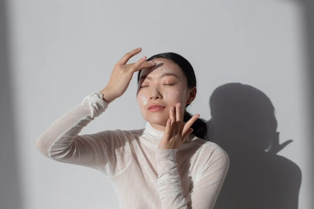 perempuan memakai skincare