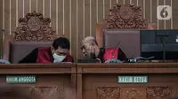 Majelis Hakim berdiskusi saat memimpin sidang permohonan peninjauan kembali (PK) yang diajukan buronan kasus korupsi pengalihan hak tagih (cessie) Bank Bali, Djoko Tjandra di PN Jakarta Selatan, Senin (6/7/2020). Sidang ditunda karena Djoko Tjandra dikabarkan sakit. (Liputan6.com/Johan Tallo)