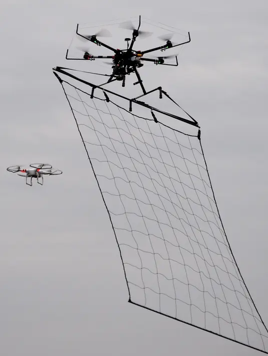 Drone yang dilengkapi dengan jaring saat diuji coba dalam latihan penanggulangan terorisme di Tokyo, Jepang, Minggu (17/1). Drone tersebut berguna untuk membantu pollisi menangkap para pelaku kejahatan teror.  (AFP/Toshifum Kitamura)