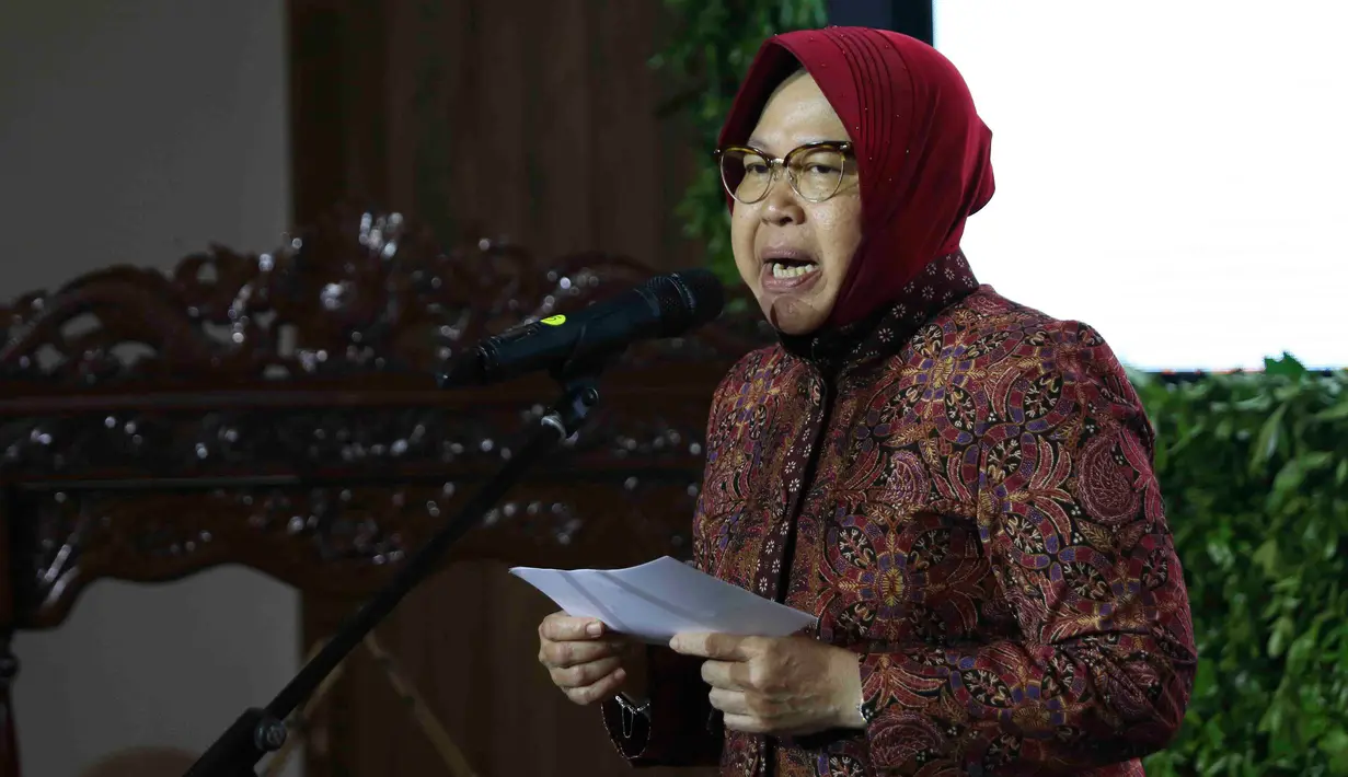 Wali Kota Surabaya Tri Rismaharini memberi sambutan saat peluncuran gerakan Jaga Bhumi periode ke-2 di Jakarta, Rabu (21/11). Gerakan ini memiliki slogan 'Kembalikan Kejayaan Alam Indonesia'. (Liputan6.com/Immanuel Antonius)