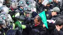Pendukung Presiden Korea Selatan (Korsel), Park Geun-hye terlibat bentrok dengan aparat polisi di Seoul, Jumat (10/3). Pemakzulan Presiden Park yang dikeluarkan Mahkamah Konstitusi memicu aksi unjuk rasa yang berakhir bentrokan. (JUNG Yeon-Je/AFP)