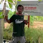 Sutrimo, Ketua Kelompok Setaria di Sangasanga, Kutai Kartanegara, Kalimantan Timur, memamerkan produk pupuk cair yang berasal dari inovasi DAMKAR, Alat Destilasi Asap Sekam Bakar.