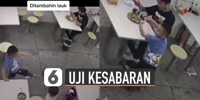 VIDEO: Penuh Kesabaran, Pria Kejatuhan Sandal Bocah Ketika Hendak Makan