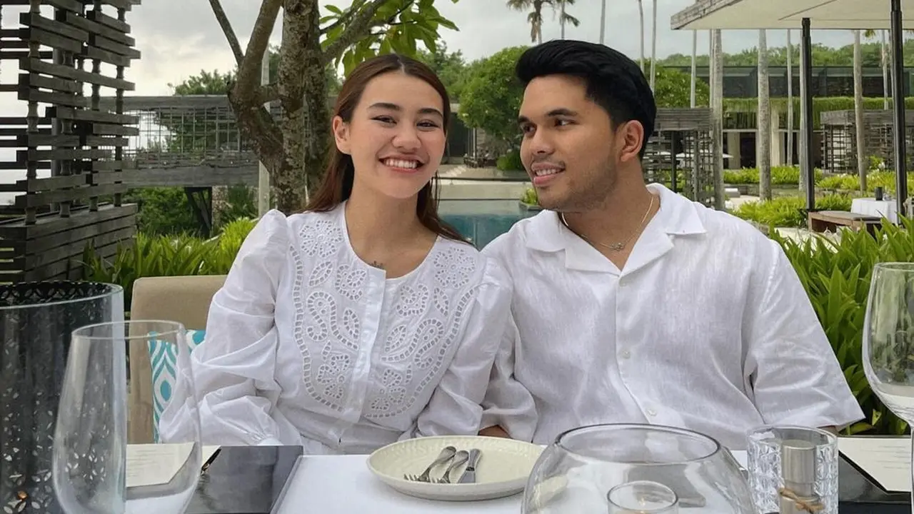 6 Potret Perayaan Ultah Aaliyah Massaid Bareng Thariq di Bali, Intimate Serba Putih