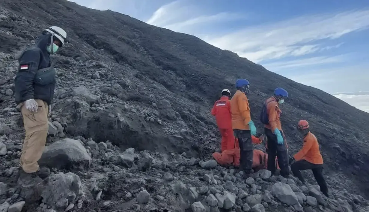 <p>Kepala Kantor SAR Kota Padang, Abdul Malik menyebut sejak Selasa (5/12) pagi tercatat sudah lima kali gunung Marapi mengalami erupsi. (BASARNAS via AP)</p>