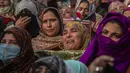 Umat Muslim Kashmir menangis saat berdoa dalam peringatan hari ulang tahunnya meninggalnya Syekh Abdul Qadir Jeelani di Srinagar, Kashmir yang dikuasai India, Rabu (17/11/2021). Ratusan umat muslim berkumpul memperingati 11 tahun meninggalnya Syekh Abdul Qadir Jeelani. (AP Photo/Mukhtar Khan)