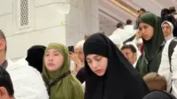 6 Potret Celine Evangelista Umrah bareng 4 Anak, Penampilan Kedua Putrinya Curi Perhatian
