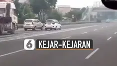 Keduanya nyaris ditabrak kontainer yang datang dari jalur tersebut.