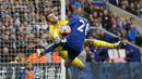 Duel antara pemain Leicester City, Riyad Mahrez (kanan), dengan kiper Swansea City, Lukasz Fabianski, dalam laga Liga Inggris di Stadion King Power, Minggu (24/4/2016) malam WIB. (Action Images via Reuters/Jason Cairnduff)