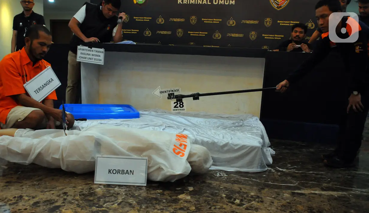 Tersangka Mel alias Ecky (43) melakukan salah satu adegan dalam rekonstruksi pembunuhan dan mutilasi Angela Hindriati (54) di Direktorat Reserse Kriminal Umum Polda Metro Jaya, Jakarta, Rabu  (1/3/2023). Ecky menjalani 60 adegan rekonstruksi dalam rangkaian peristiwa pembunuhan dan mutilasi untuk pengambilalihan kepemilikan Apartemen Taman Rasuna milik Angela Hindriati. (merdeka.com/Imam Buhori)