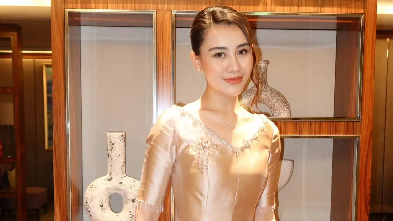 Aaliyah Massaid Tampil Elegan dalam Balutan Kebaya Emas, Bak Bangsawan Jawa Modern