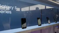 Deretan smartphone Samsung seri S sebelum Galaxy S9 juga dipamerkan di ajang Mobile World Congress 2018 (Liputan6.com/ Agustin Setyo W)