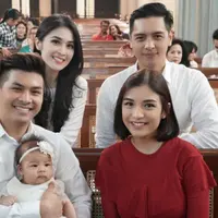 Sandra Dewi saat menjadi ibu baptis anak Chelsea Olivia dan Glenn Alinskie. (Instagram/@sandradewi88)