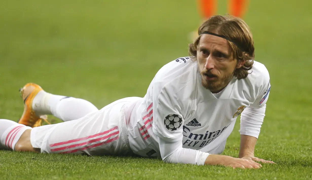 Gelandang Real Madrid, Luka Modric, tampak kecewa usai ditaklukkan Shakhtar Donetsk pada laga Liga Champions, Selasa (1/12/2020). Kekalahan ini membuat skuat Zinedine Zidane terancam gagal lolos ke babak 16 besar. (AP/Efrem Lukatsky)