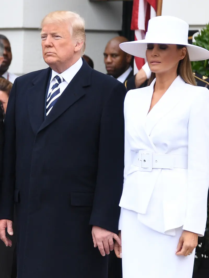 Bikin Pangling, Melania Trump Kenakan Topi Saat Sambut Presiden Prancis