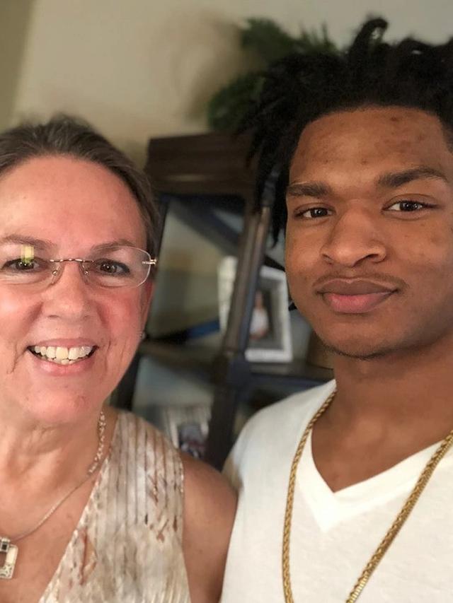 Salah Kirim Pesan Berujung Pertemanan, Pria dan Nenek Ini Rayakan 8 Tahun Bersama