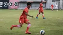 Striker Persija Jakarta, Aldy Al-Achya, berlatih serius di Lapangan Villa 2000 Pamulang, Tangerang Selatan, Jumat (8/4/2016). (Bola.com/Vitalis Yogi Trisna)