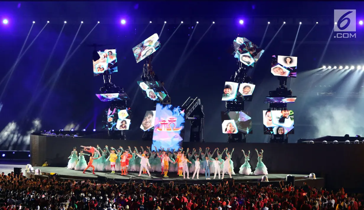 Penari menampilkan tarian penyambutan penetapan kota Hangzhou Sebagai Tuan Rumah Asian Games 2022 pada malam penutupan Asian Games 2018 di Stadion GBK Jakarta, Minggu (9/2). (Liputan6.com/Helmi Fithriansyah)