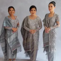 Istri, Putrinya Felicia Hutapea, dan Calon Menantu Hotman Paris Kompak Dibalut Kebaya Abu-Abu saat Upacara Lamaran Batak. [@myrnamyura]