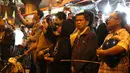 Warga memadati lokasi ledakan di Terminal Kampung Melayu, Jakarta, Rabu (24/5). (Liputan6.com/Angga Yuniar)