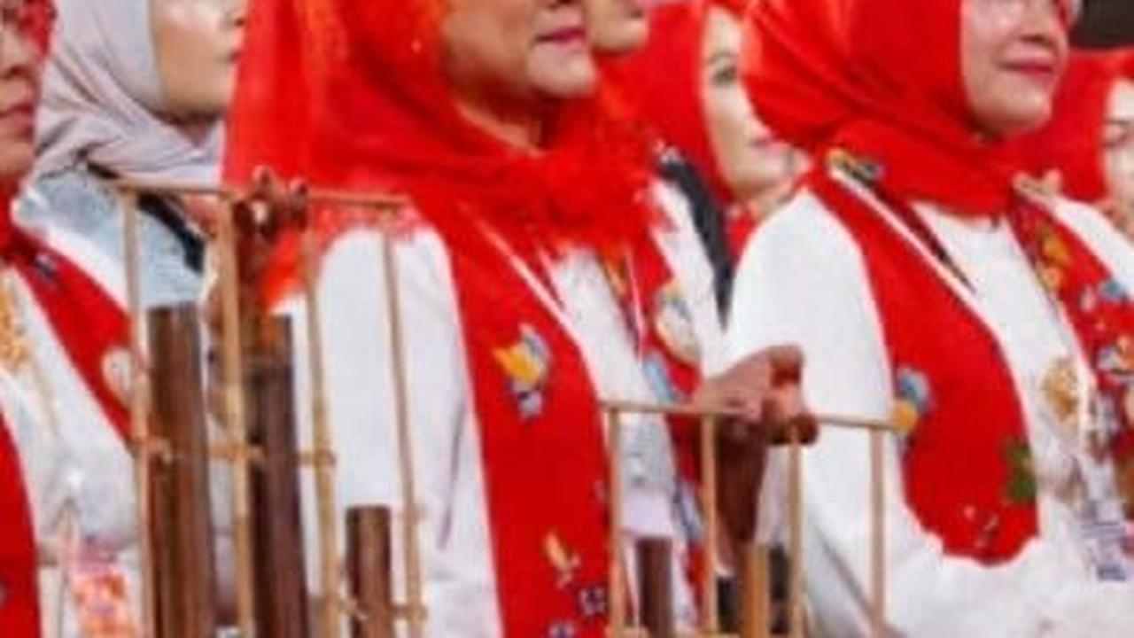 Potret Cantik Iriana Jokowi dan Ribuan Ibu-Ibu Berkebaya Main Angklung
