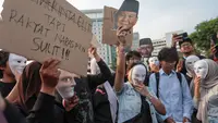 Spanduk Kritik Karhutla Warnai Aksi Mahasiswa di Tugu Tani
