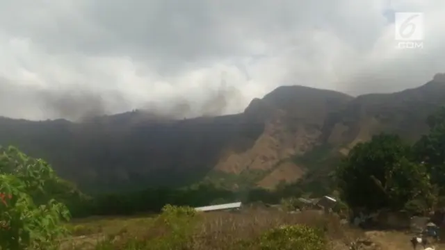 Gempa berkekuatan 6,5 SR di Lombok Timur akibatkan lereng gunung Rinjani longsor.