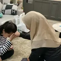 Nagita Slavina dikenal kaya sejak lahir.  Istri Raffi Ahmad itu juga baik kepada semua orang. Bahkan, meski seorang bos, perempuan dua orang anak itu tak sungkan mencium tangan pengasuhnya saat pamit mudik. [Youtube/Rans Entertainment]