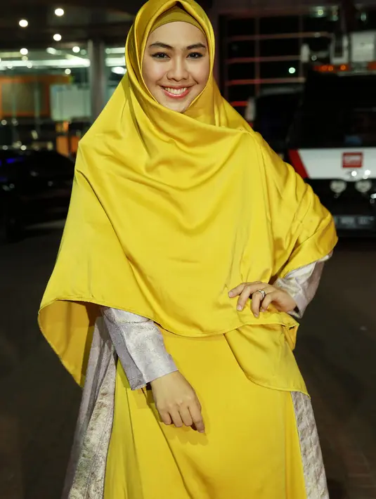 Beberapa waktu lalu, Oki bahkan disebut sebagai ustazah abal-abal oleh sebagian nitizen. Selain itu juga ajakan memboikot tayangan yang dibawakan Oki. Hal itu tidak membuatnya lantas habis kariernya dalam syiar agama. (Deki Prayoga/Bintang.com)