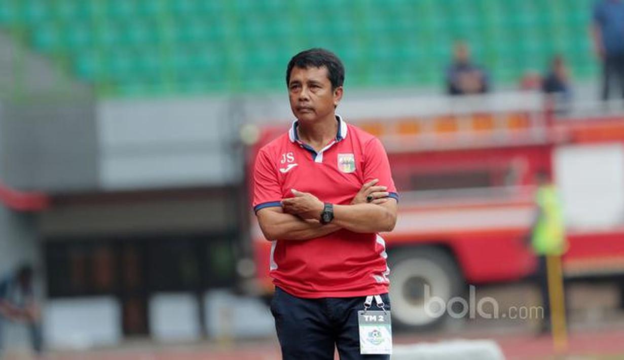 3. Jafri Sastra - Jafri Sastra diberhentikan manajemen PSIS Semarang akibat hasil minor dalam beberapa laga terakhir. Pelatih berusia 54 tahun ini dipecat PSIS Semarang pada pekan ke-13 Shopee Liga 1 2019. (Bola.com/Nicklas Hanoatubun)