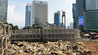 Instalasi batu Gabion di Bundaran HI Jakarta dibongkar pada Senin malam 23 Desember 2019. (Liputan6.com/ Delvira Chaerani Hutabarat)