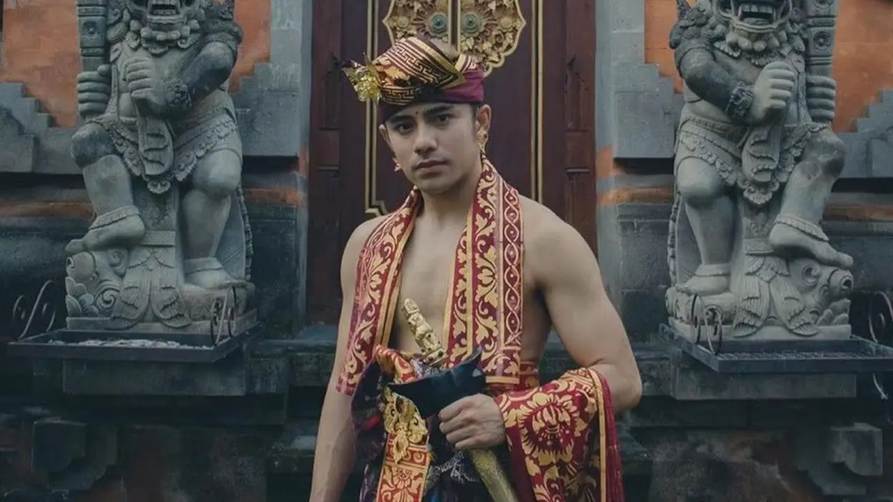6 Gaya Riza Syah Pakai Baju Adat Bali, Dipuji Makin Tampan