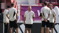 Pelatih Jerman, Hansi Flick dikelilingi oleh asistennya sebelum sesi latihan di stadion Al-Shamal di Al-Ruwais, Qatar, Selasa, 22 November 2022. Jerman akan memainkan pertandingan pertama melawan Jepang pada Grup E Piala Dunia 2022 Qatar pada Rabu, 23 November. (AP Photo/Matthias Schrader)