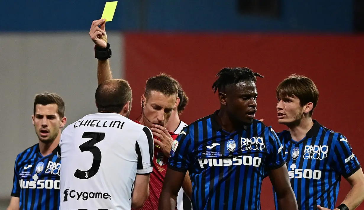 Wasit Davide Massa memberikan kartu kuning kepada bek Juventus, Giorgio Chiellini saat melawan Atalanta dalam laga final Coppa Italia 2020/2021 di Mapei Stadium, Rabu (19/5/2021). Juventus menang 2-1 dan menjadi juara. (AFP/Miguel Medina)