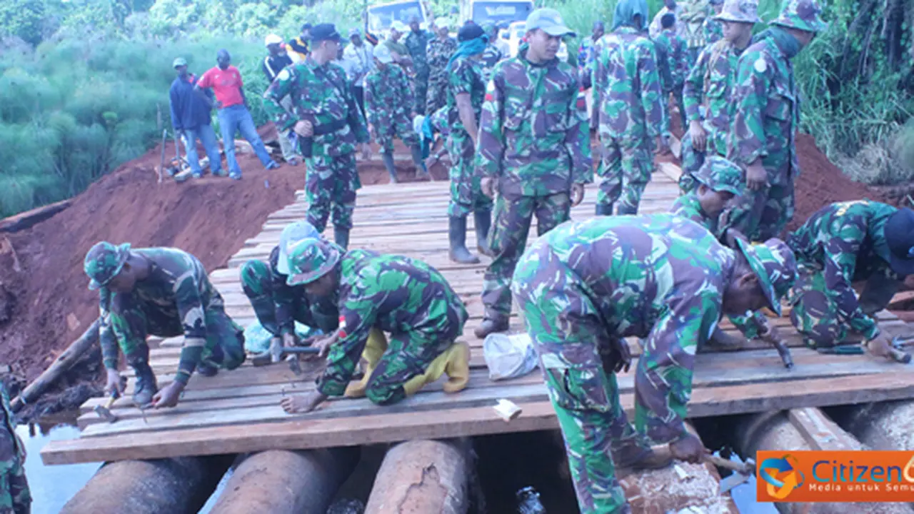Perbaiki Jembatan Rusak, Kerja Sama TNI - Warga Juga Sentil Pemprov Kalbar