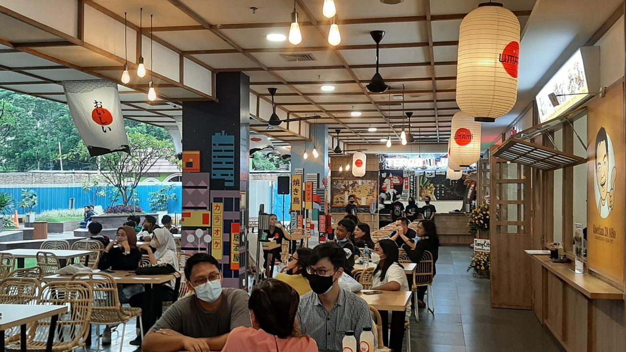 Kawasan food court yang berada di Tangcity Superblock, Kota Tangerang.