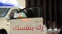 Seorang wanita bersiap mengikuti tes mengemudi selama workshop di Ibu Kota Riyadh, Arab Saudi, Kamis (21/6). Pemerintah Arab Saudi kini telah memperbolehkan kaum wanita untuk mengendarai kendaraan. (FAYEZ NURELDINE/AFP)