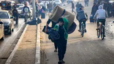 Warga Palestina membawa sejumlah barang saat mengungsi ke daerah yang lebih aman menyusul dimulainya kembali serangan Israel ke Rafah di Jalur Gaza selatan pada 1 Desember 2023. (MAHMUD HAMS/AFP)