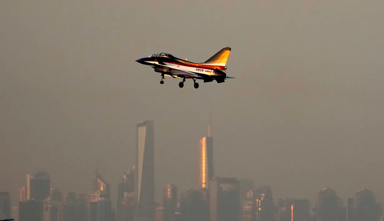 Masyarakat umum dapat menyaksikan langsung pertunjukan penerbangan harian yang spektakuler di Dubai World Central (DWC), selama Dubai Airshow 2023 pada 13-17 November. (AP Photo/Kamran Jebreili)