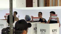 Anies Baswedan Gestur 3 Jari Saat Nyoblos di Lebak Bulus: Kita Ingin Jakarta Menyala