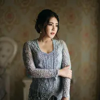 Kebaya lengan panjang tersebut bertabur payet dan manik-manik yang membuat  penampilan perempuan 30 tahun jadi semakin elegan. (Instagram/ayungberinda).