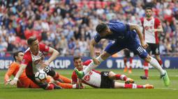 Sepakan pemain Chelsea, Olivier Giroud menembus pertahanan Southampton pada laga semifinal Piala FA di Wembley stadium, London, (22/4/2018). Chelsea menang 2-0. (AP/Frank Augstein)